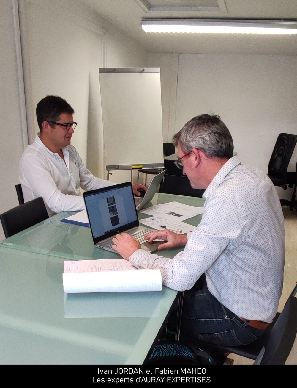 Photos des experts d'Auray Expertises à leur bureau